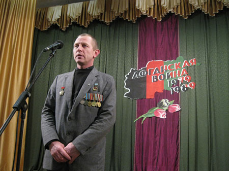 На снимке: к ветеранам афганской войны со сцены обращается председатель районной организации воинов-интернационалистов А.В.Жебин